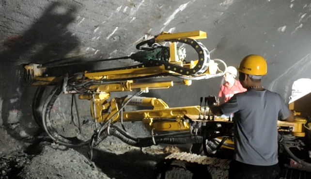 Foratura per la costruzione di gallerie di tipo Crawler 18kw Potenza d'impatto R32/R38/T38/T45