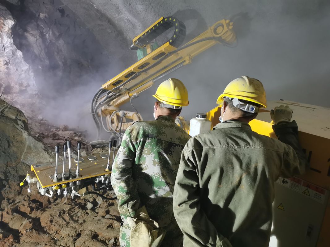 Foratura a percussione rotante per la costruzione di tunnel tipo Crawler